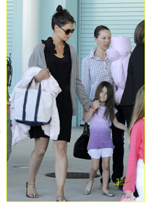 Jatinho: Katie Holmes e Suri deixam navio
