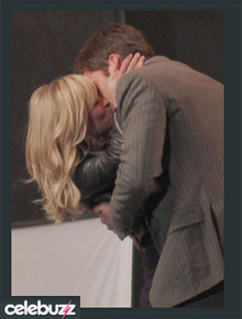 <i>Smack</i>: Reese Witherspoon é flagrada aos beijos