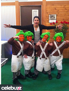 Xis: Joe Jonas posa com <i>Oompa-Loompas</i>