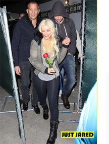 Juntos?: Christina Aguilera passeia de mãos dadas