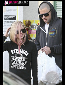Casal: Avril Lavigne faz compras com namorado