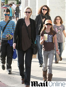 <i>Glee</i>: Jane Lynch passeia com enteadas