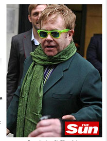 <i>Look</i>: Elton John usa óculos verde