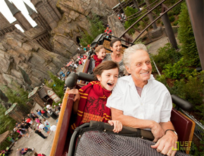 <i>Disney</i>: Michael Douglas se diverte em montanha russa