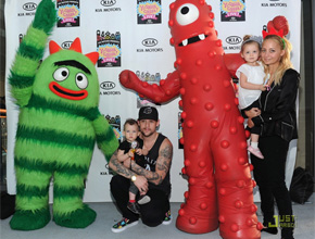 Infantil: Nicole Richie leva filhos a festa