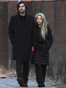 Juntos: Shakira anda de mãos dadas com namorado