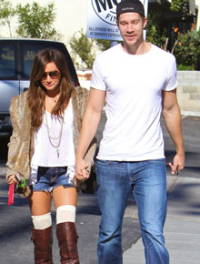 Juntinhos: Ashley Tisdale passeia com namorado