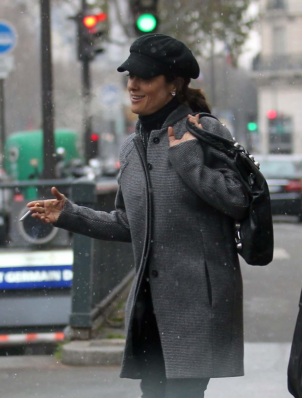 Por aí: Salma Hayek passeia em Paris