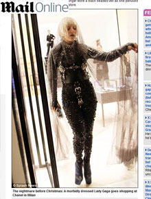 Noiva?: Lady Gaga usa véu para visitar loja