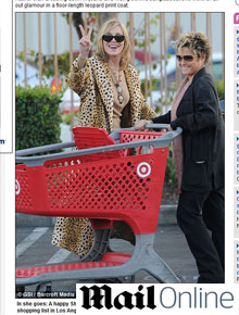 Onça: Sharon Stone usa casaco estampado