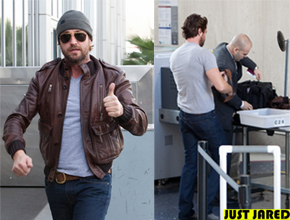 Aeroporto: Gerard Butler passa pela segurança