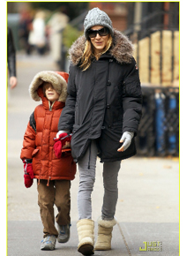 Por aí: Sarah Jessica Parker passeia com o filho