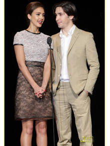 Palco: Jessica Alba e Justin Long promovem evento