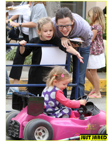 Em família: Jennifer Garner passeia com suas meninas