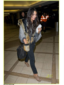 Sorriso: Vanessa Hudgens é clicada no aeroporto