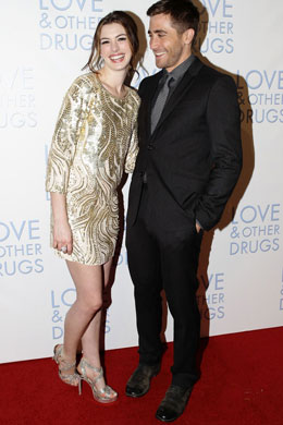 Ouro!: Anne Hathaway usa <i>Oscar de la Renta</i>