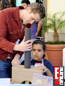 <i>Glee</i>: Elenco passa o dia com crianças