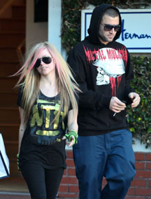 Natal: Avril Lavigne faz compras com o namorado