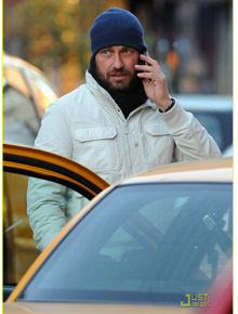 Celular: Gerard Butler caminha em NY