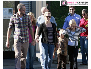 Domingo: Reese Witherspoon vai à igreja com a família