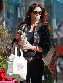 Natal: Julia Roberts faz compras em Los Angeles