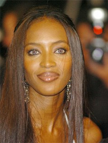 Serviço social: - <i>Não usei salto</i>, diz Naomi
