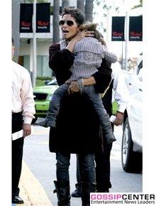 Compras de natal: Halle Berry é clicada em LA
