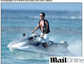 Mar: Simon Cowell anda de <i>jet ski</i> em Barbados