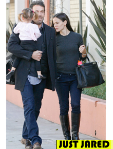 Pais: Jen Garner e Ben Affleck levam filhas a festa