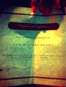 Certificado: Chris Brown conclui curso sobre violência