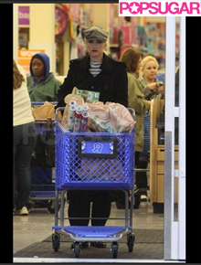 Natal: Gwen Stefani enche o carrinho com brinquedos