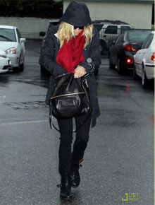 Casaco: Reese Witherspoon se protege da chuva