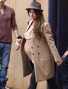 Estratégia?: Penélope Cruz deixa loja pela porta dos fundos