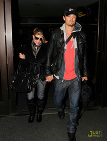 Pós-Natal: Fergie e Josh Duhamel voltam de viagem