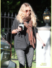 Só: Mary-Kate Olsen visita casa de amigo