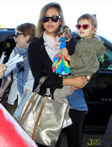 Pós-Natal: Jessica Alba passeia com a filha