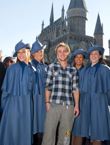 Mundo mágico: Tom Felton visita parque de <i>Harry Potter</i>