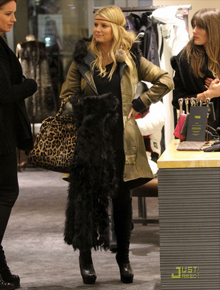 Cartão de crédito: Jessica Simpson faz compras