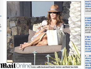 <i>Relax</i>: Cindy Crawford descansa à beira de piscina
