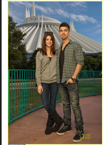 Mickey?: Joe Jonas e Ashley Greene visitam a <i>Disney</i>