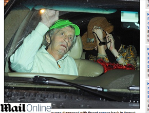 NY</i>: Michael Douglas e esposa voltam de viagem