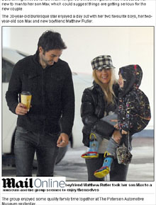 Juntos: Christina Aguilera passeia com namorado e filho