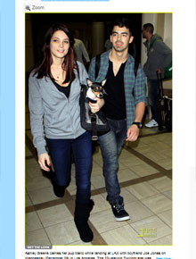 Casal: Joe Jonas e Ashley Greene trocam carinhos
