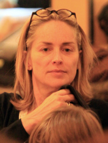 <i>Clean</i>: Sharon Stone sai de casa sem maquiagem