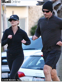 Corre!: Reese Witherspoon se exercita com namorado