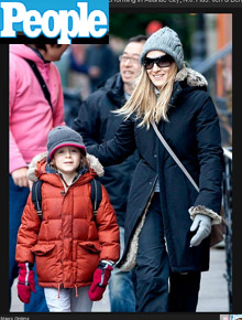 Fim das férias: Sarah Jessica Parker leva filho à escola