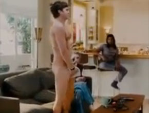 <i>Trailer</i>: Ashton Kutcher mostra o <i>derrière</i> em filme