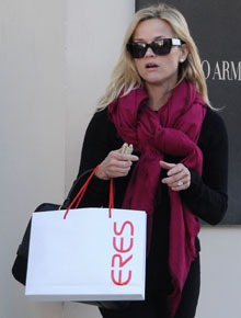 Primeira vez: Reese Witherspoon exibe anel de noivado