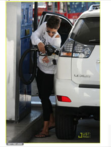 Parada necessária: Halle Berry abastece veículo