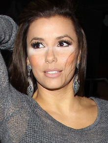Olheiras?: Eva Longoria exagera na maquiagem